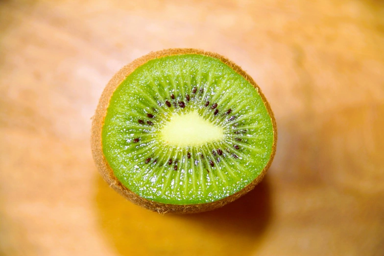 kiwi-landes Un kiwi vert coupé en deux vue de dessus en gros plan