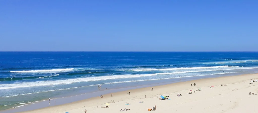 plage-centrale-vieux-boucau Plage de vieux Boucau en été avec des vacanciers sur le sable au bord d l'océan sur la côte atlantique sud