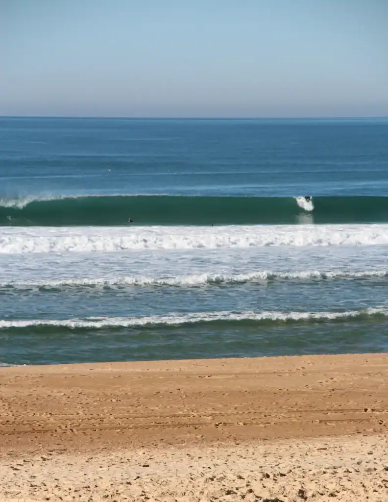 surfer-landes Surfeur glissant sur une vague de l'océan atlantique dans les landes