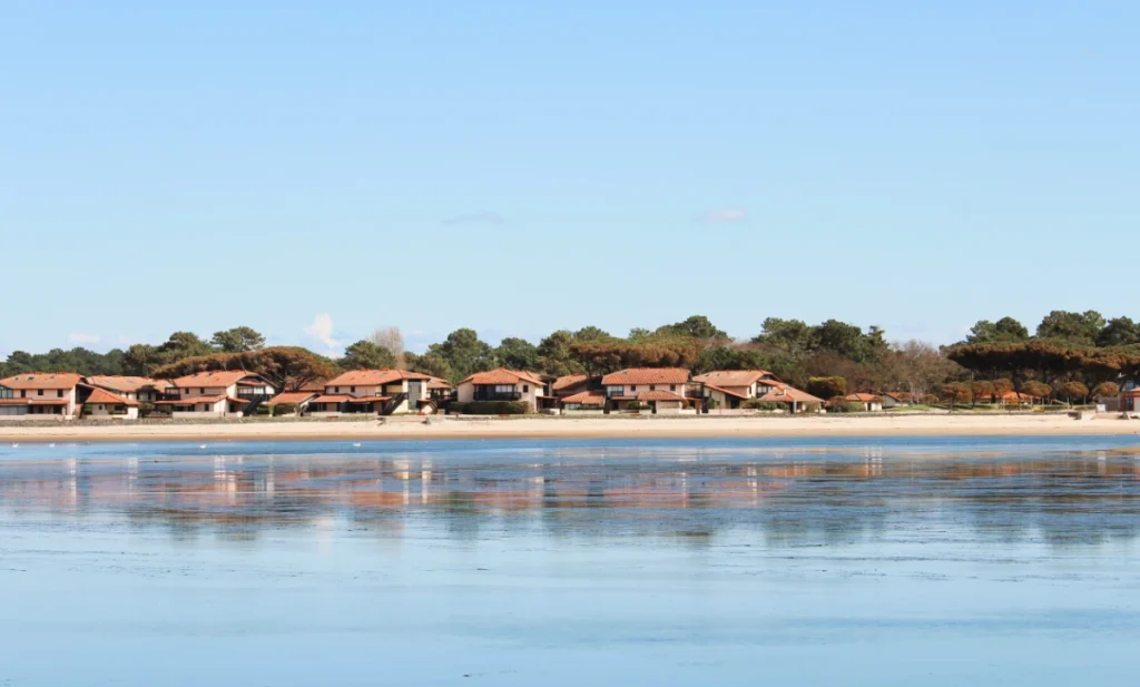 plage-lac-vieux-boucau Vue de face de la plage du lac marin de Vieux-Boucau Port d'Albret depuis l'autre côté du lac avec ses habitations tout autour